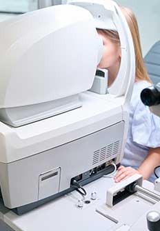 Advanced eye scan diagnostic equipment at Klarity Eye Care Lucknow